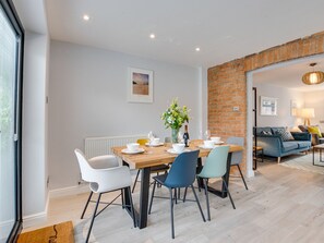 Dining - Cosy and Comfortable Holiday Home in the Centre of Padstow, Close to the Beach (Padstow)