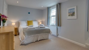 3 bedrooms, individually furnished, bed sheets - Cosy and Comfortable Holiday Home in the Centre of Padstow, Close to the Beach (Padstow)