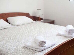 2 عدّة غرف نوم وملاءات أسرّة