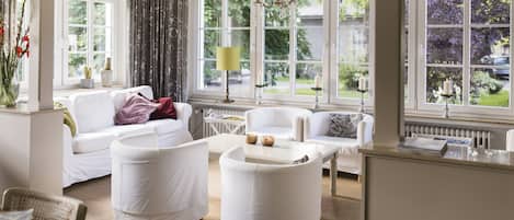 ハウス | リビング エリア | DVD プレーヤー