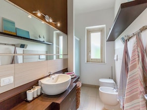Villa | Badezimmer | Dusche, Handtücher