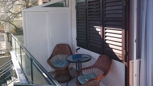 Balcony - Charming Little Apartment With Balcony and Sea View, Near the Beach (Brela)