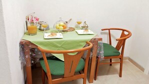 Dining - Charming Little Apartment With Balcony and Sea View, Near the Beach (Brela)