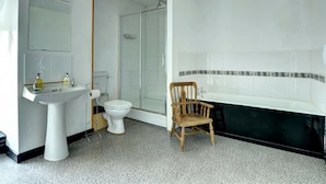 Bathtub, towels - Charming Holiday Home in Ffestiniog With Private Garden (Blaenau Ffestiniog)