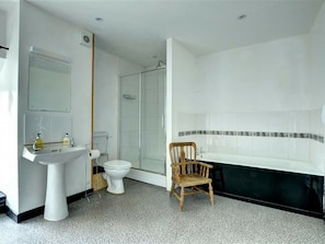 Bathtub, towels - Charming Holiday Home in Ffestiniog With Private Garden (Blaenau Ffestiniog)