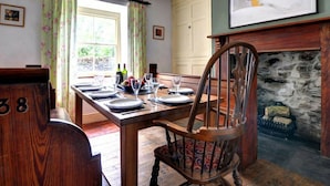 Dining - Charming Holiday Home in Ffestiniog With Private Garden (Blaenau Ffestiniog)