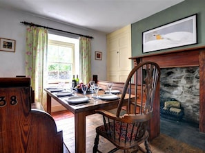 Dining - Charming Holiday Home in Ffestiniog With Private Garden (Blaenau Ffestiniog)
