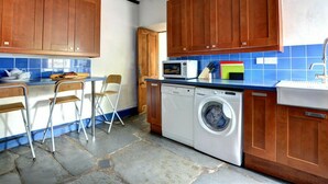 Fridge, microwave, oven, dishwasher - Charming Holiday Home in Ffestiniog With Private Garden (Blaenau Ffestiniog)