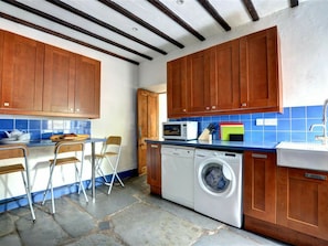 Fridge, microwave, oven, dishwasher - Charming Holiday Home in Ffestiniog With Private Garden (Blaenau Ffestiniog)