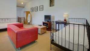 Fireplace, DVD player - Charming Holiday Home in Ffestiniog With Private Garden (Blaenau Ffestiniog)