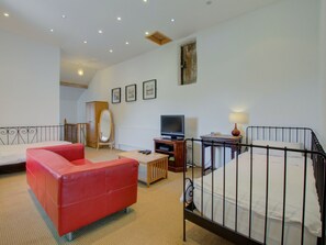 Fireplace, DVD player - Charming Holiday Home in Ffestiniog With Private Garden (Blaenau Ffestiniog)