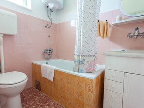 A bathroom with a toilet, bathtub, and sink. - Cosy Apartment in Malinska With Barbecue (Malinska-Dubasnica)