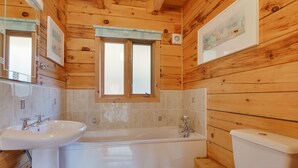 Combined shower/tub, hair dryer, towels - Pleasant Holiday Home in Little Petherick near Padstow (Wadebridge)
