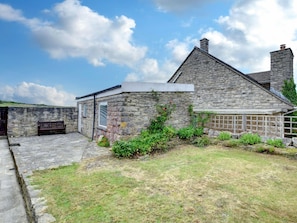 Exterior - Spacious Holiday Home in Acton With Garden (Swanage)
