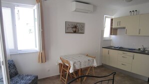Dining - Nice Studio Apartment With Roofed Terrace, Near the Beach (Pag)