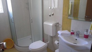 Apartment | Bathroom - Nice Studio Apartment With Roofed Terrace, Near the Beach (Pag)