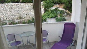 Balcony - Nice Studio Apartment With Roofed Terrace, Near the Beach (Pag)