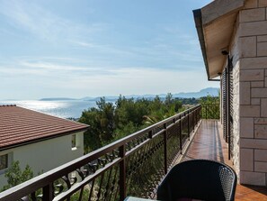 Balcony - Spacious Holiday Home in Podstrana With Terrace (Podstrana)