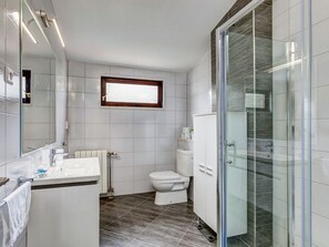 House | Bathroom | Bathtub, towels - Spacious Holiday Home in Podstrana With Terrace (Podstrana)