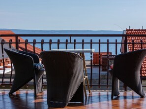 Balcony - Spacious Holiday Home in Podstrana With Terrace (Podstrana)