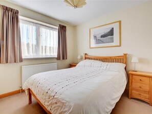 3 bedrooms, individually furnished, bed sheets - Modern Holiday Home in Saundersfoot With Terrace (Saundersfoot)