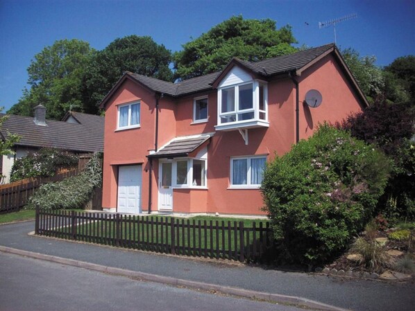 Exterior - Modern Holiday Home in Saundersfoot With Terrace (Saundersfoot)