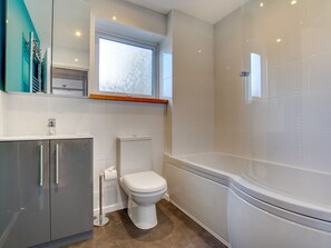 Combined shower/bathtub - Modern Holiday Home in Saundersfoot With Terrace (Saundersfoot)