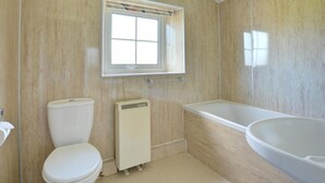 Combined shower/bathtub, towels - Holiday Home With Authentic Wooden Beams, Natural Stone Walls, and a Lovely Garden (Haverfordwest)
