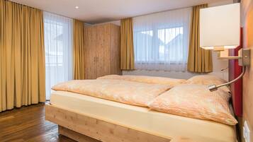 3 Schlafzimmer, Schreibtisch, BĂŒgeleisen/BĂŒgelbrett, Reisekinderbett