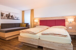 3 habitaciones, escritorio y tabla de planchar con plancha 