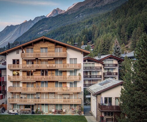 Top vacation apartment for families, large play and sunbathing area, central and quiet