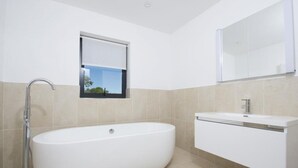 Unclassified image, 5 of 19, button - Luxury Property With Magnificent Panoramic Views of the sea (Saundersfoot)