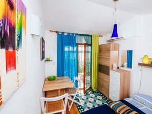 House | 2 bedrooms, individually furnished, travel crib, bed sheets
