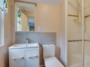 Bathtub, towels - Nice Holiday Home in Ambleside in a Natural Setting With Cosy Decor (Ambleside)