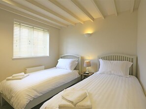House | 2 bedrooms, minibar, individually furnished, bed sheets - A Traditional yet Modern House With a Magnificent Garden and a Fantastic View (Woodbridge)