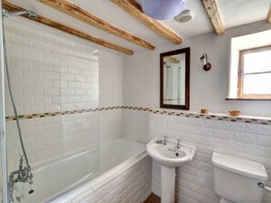 Ferienhaus | Badezimmer | Duschwanne, Handtücher