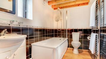 Combined shower/bathtub, towels