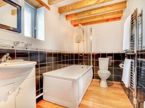 Combined shower/bathtub, towels - Charming Holiday Home in Haverfordwest With Meadow View (Haverfordwest)