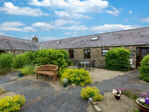 Exterior - Charming Holiday Home in Haverfordwest With Meadow View (Haverfordwest)