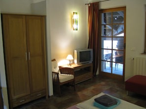 2 bedrooms, individually furnished, bed sheets - Mansion in Langhe Hills With Pool (Bastia Mondovì)