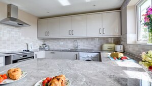 Unclassified image, 5 of 14, button - Spacious Holiday Home in Cornwall With Garden (Padstow)