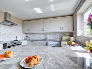 Ferienhaus | Eigene Küche | Kühlschrank, Mikrowelle, Ofen, Geschirrspüler