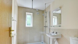 Unclassified image, 3 of 14, button - Spacious Holiday Home in Cornwall With Garden (Padstow)