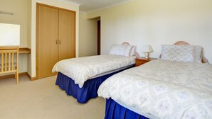 Unclassified image, 2 of 14, button - Spacious Holiday Home in Cornwall With Garden (Padstow)