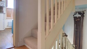 2 bedrooms, iron/ironing board, individually furnished, bed sheets - Modern Holiday Home in Hastings Kent With Garden (Hastings)