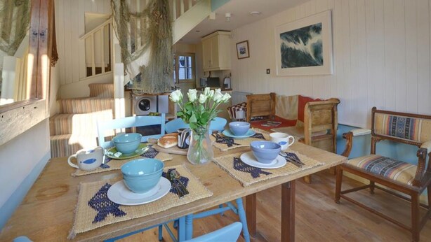 Fridge, microwave, oven, electric kettle - Modern Holiday Home in Hastings Kent With Garden (Hastings)