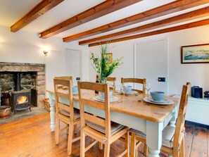 Fridge, microwave, oven, dishwasher - Authentic Farmhouse With Private Garden in Rural Cornwall (Bodmin)