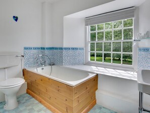 Combined shower/tub, towels - Authentic Farmhouse With Private Garden in Rural Cornwall (Bodmin)