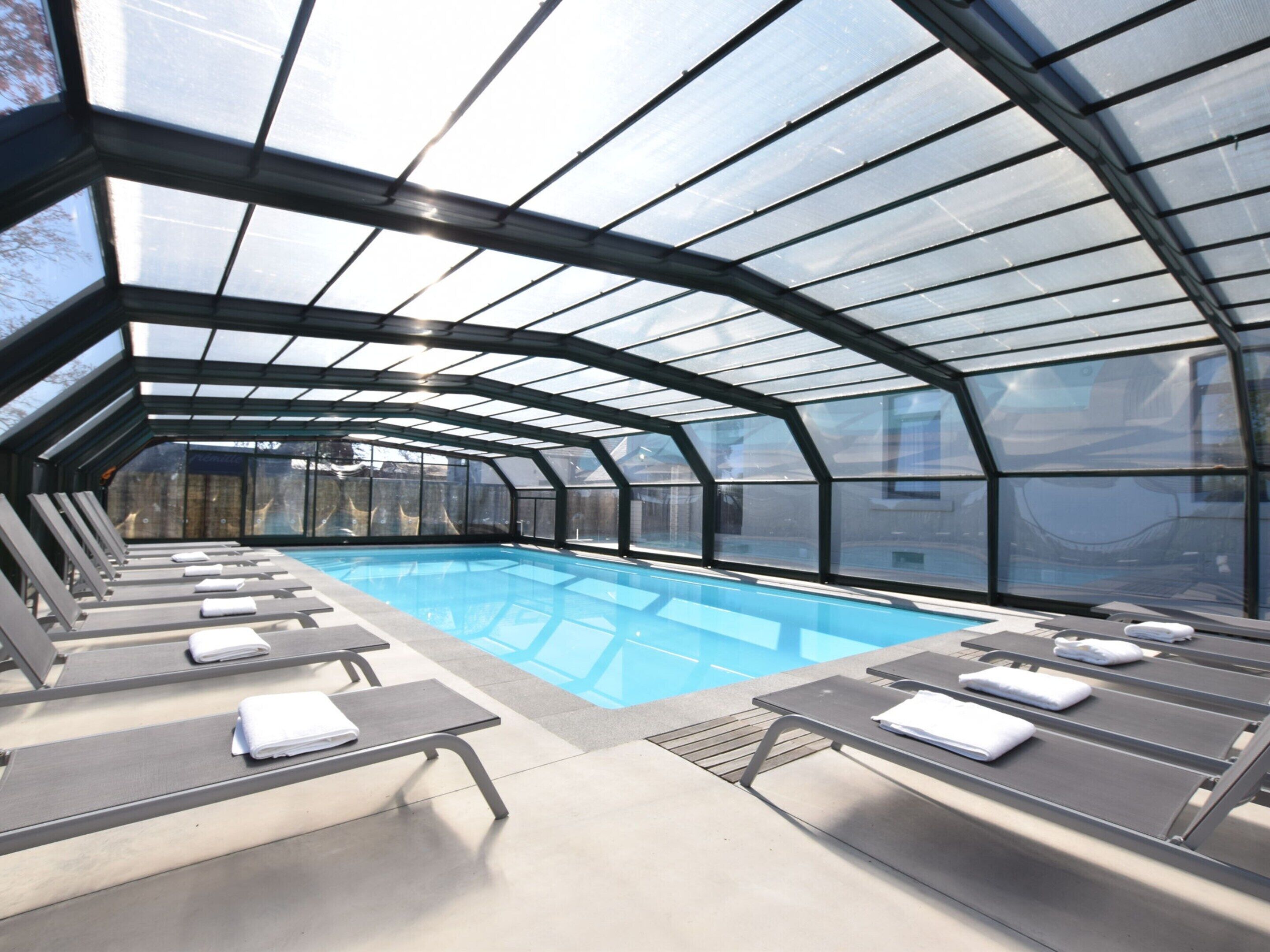 Piscine intérieure, piscine extérieure