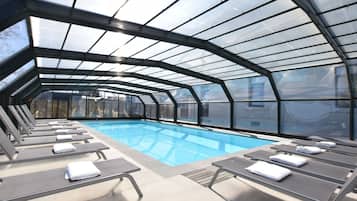 Kolam renang indoor dan kolam renang outdoor